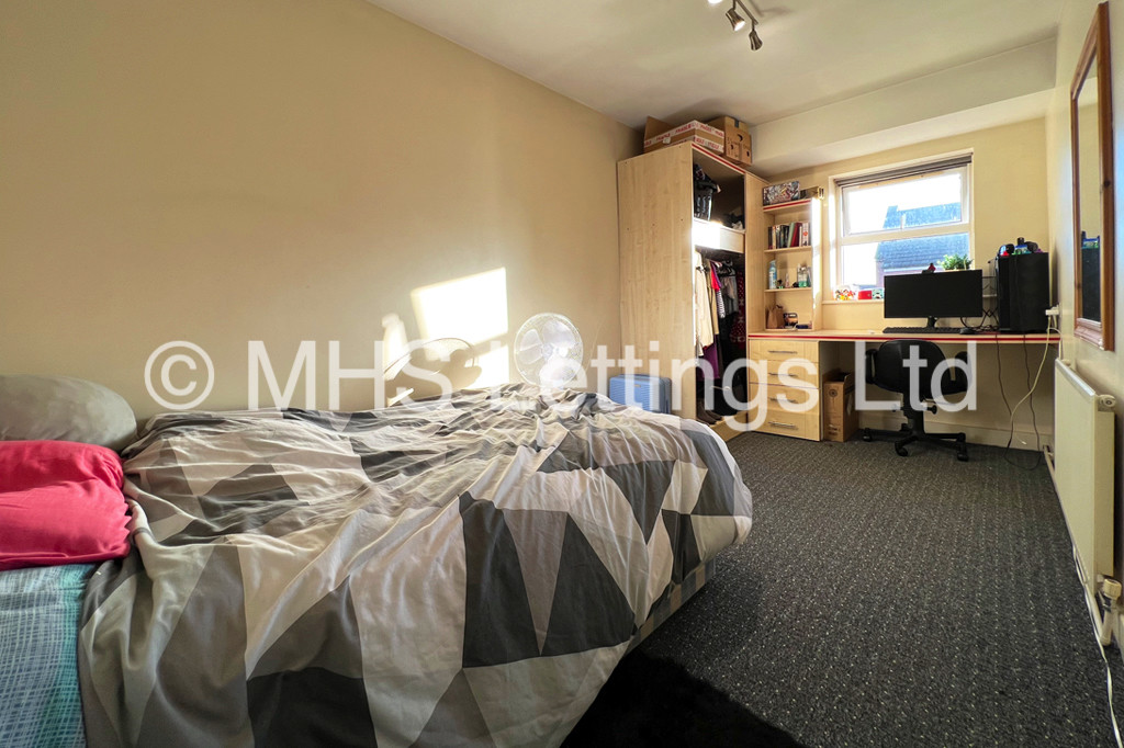 Photo of 5 Bedroom Ground Floor Flat in Flat 19, Welton Road, Leeds, LS6 1EE