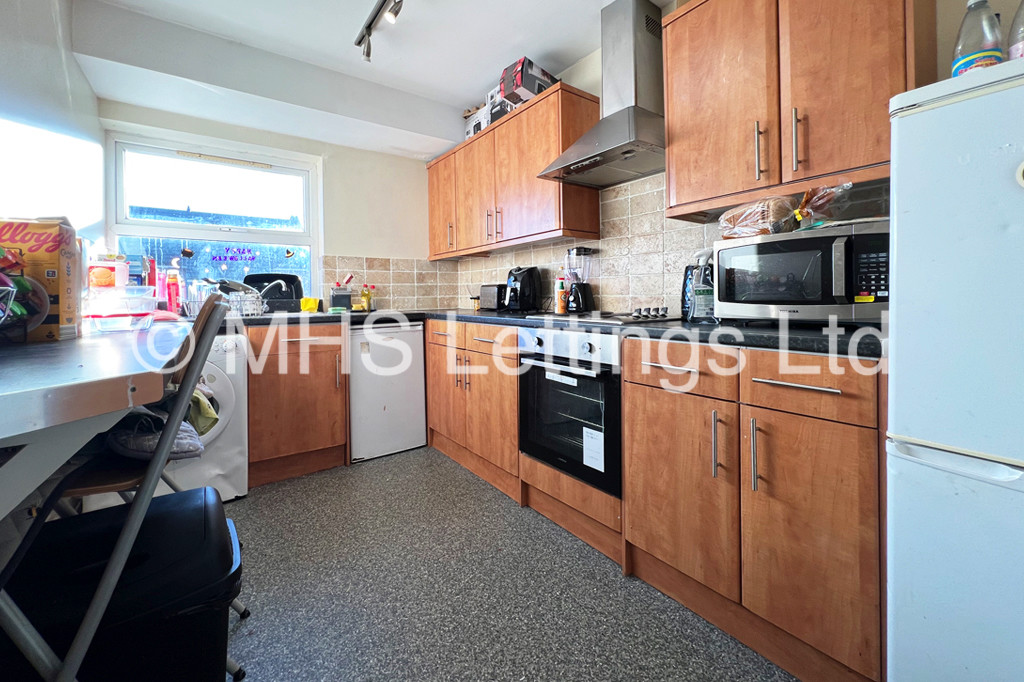 Photo of 5 Bedroom Ground Floor Flat in Flat 19, Welton Road, Leeds, LS6 1EE