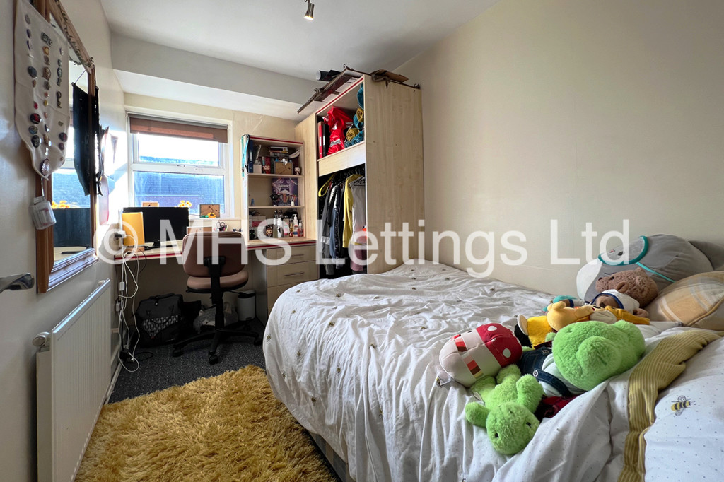 Photo of 5 Bedroom Ground Floor Flat in Flat 19, Welton Road, Leeds, LS6 1EE