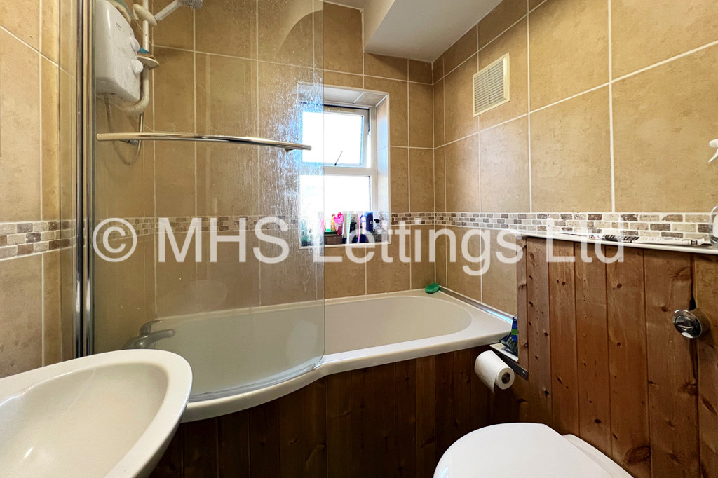 Photo of 5 Bedroom Ground Floor Flat in Flat 19, Welton Road, Leeds, LS6 1EE