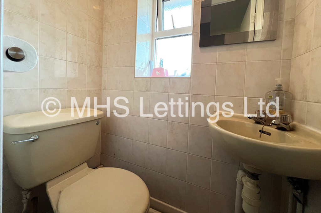Photo of 5 Bedroom Ground Floor Flat in Flat 19, Welton Road, Leeds, LS6 1EE
