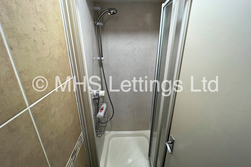 Photo of 5 Bedroom Ground Floor Flat in Flat 19, Welton Road, Leeds, LS6 1EE