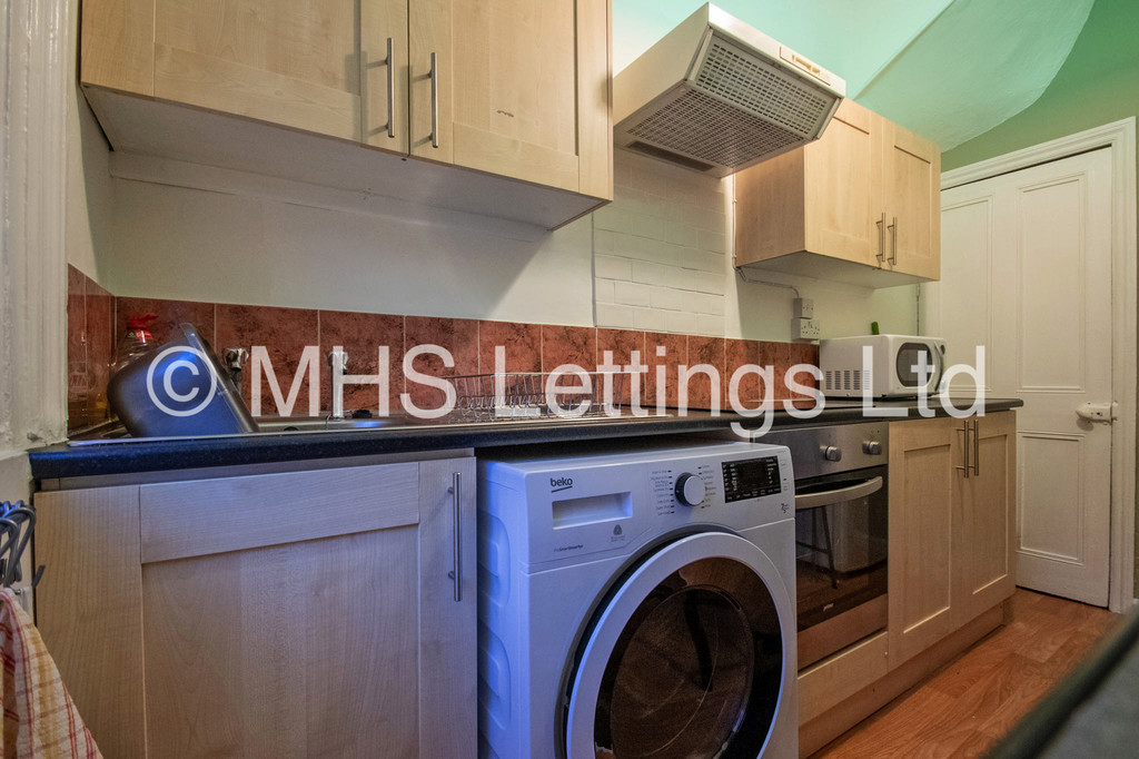 Photo of 2 Bedroom End Terraced House in 1 Pennington Grove, Leeds, LS6 2JL