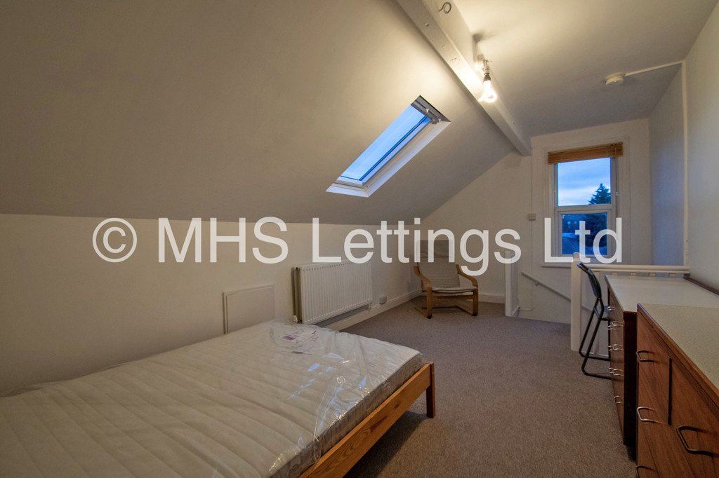 Photo of 2 Bedroom End Terraced House in 1 Pennington Grove, Leeds, LS6 2JL