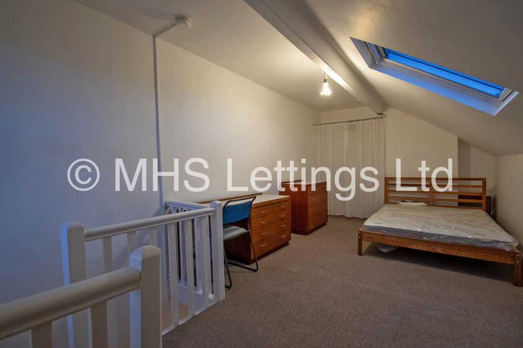 Photo of 2 Bedroom End Terraced House in 1 Pennington Grove, Leeds, LS6 2JL