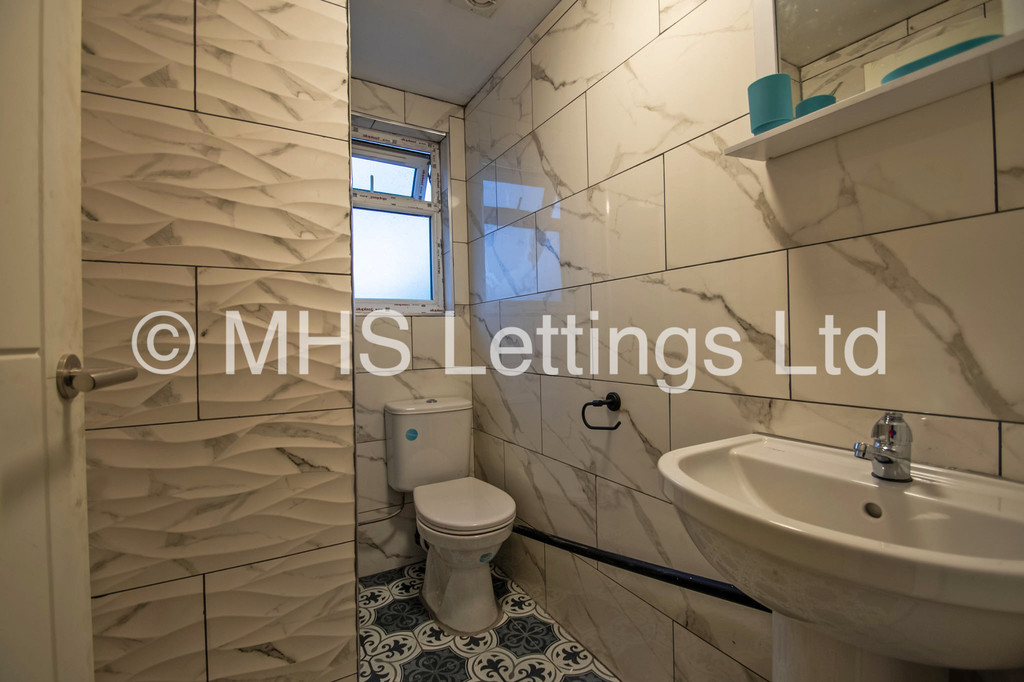 Photo of 4 Bedroom Mid Terraced House in 223 Cardigan Lane, Leeds, LS6 1DX