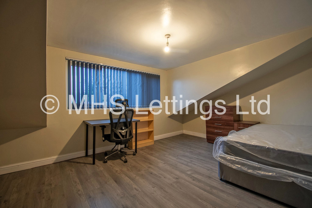 Photo of 4 Bedroom Mid Terraced House in 223 Cardigan Lane, Leeds, LS6 1DX
