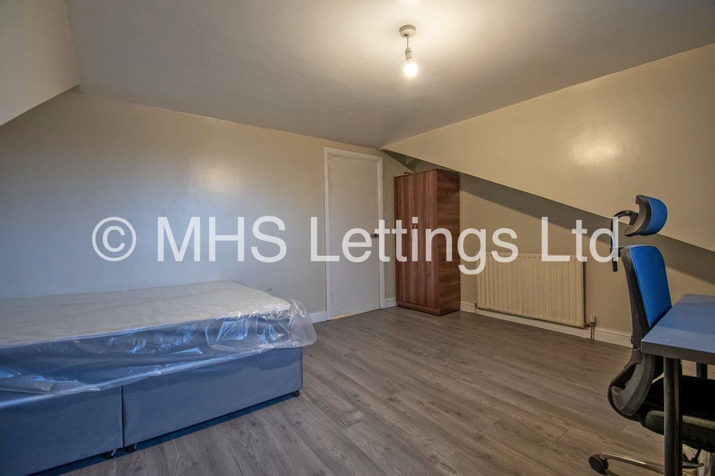Photo of 4 Bedroom Mid Terraced House in 223 Cardigan Lane, Leeds, LS6 1DX