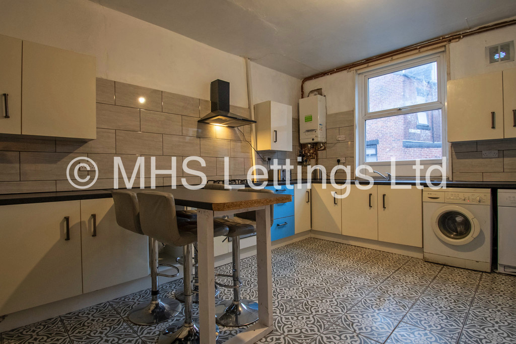 Photo of 4 Bedroom Mid Terraced House in 223 Cardigan Lane, Leeds, LS6 1DX