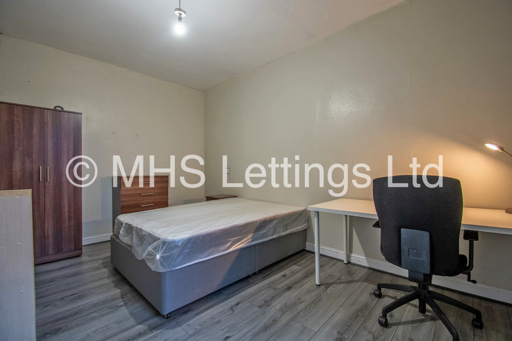 Photo of 4 Bedroom Mid Terraced House in 223 Cardigan Lane, Leeds, LS6 1DX