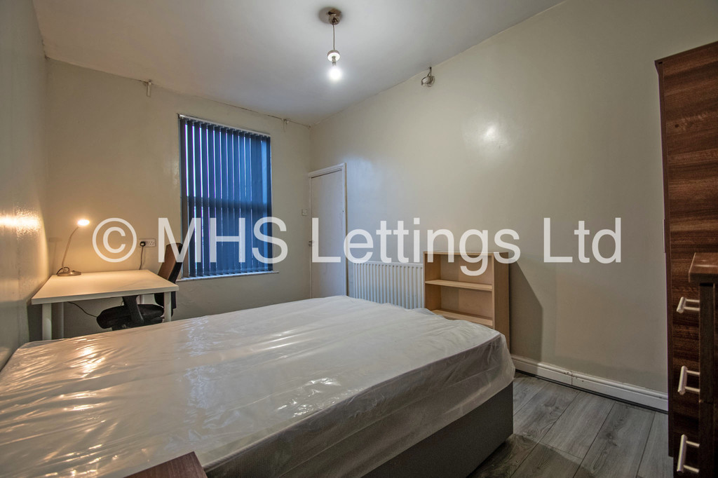 Photo of 4 Bedroom Mid Terraced House in 223 Cardigan Lane, Leeds, LS6 1DX
