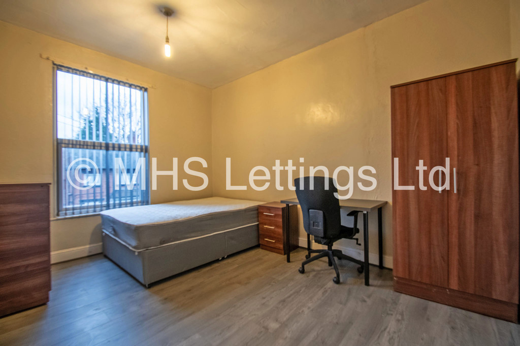Photo of 4 Bedroom Mid Terraced House in 223 Cardigan Lane, Leeds, LS6 1DX