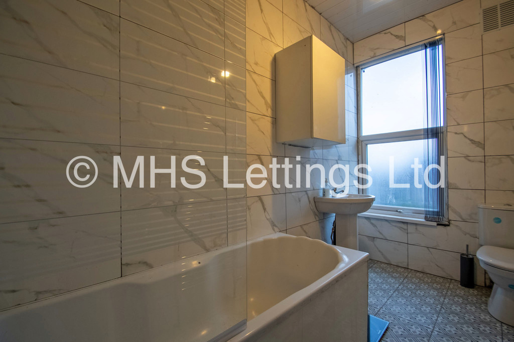 Photo of 4 Bedroom Mid Terraced House in 223 Cardigan Lane, Leeds, LS6 1DX