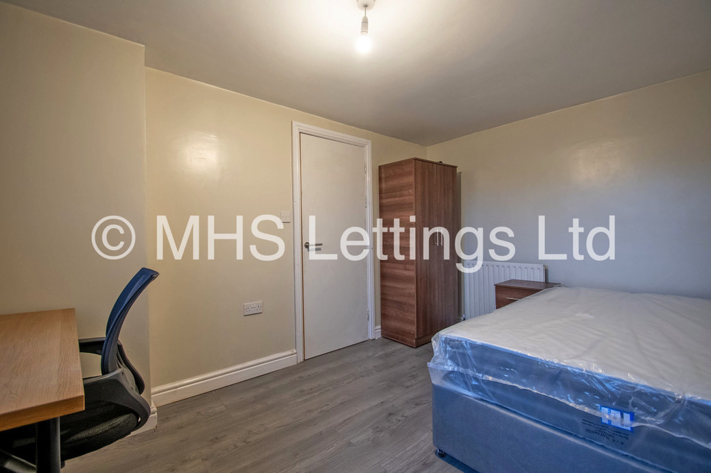 Photo of 4 Bedroom Mid Terraced House in 223 Cardigan Lane, Leeds, LS6 1DX