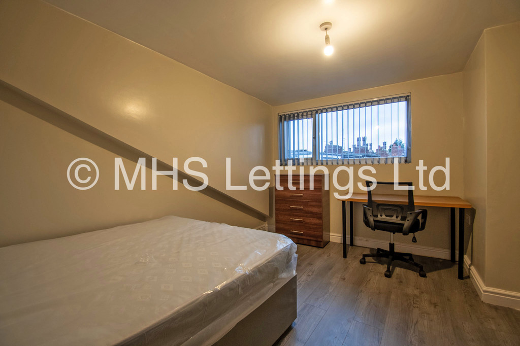 Photo of 4 Bedroom Mid Terraced House in 223 Cardigan Lane, Leeds, LS6 1DX