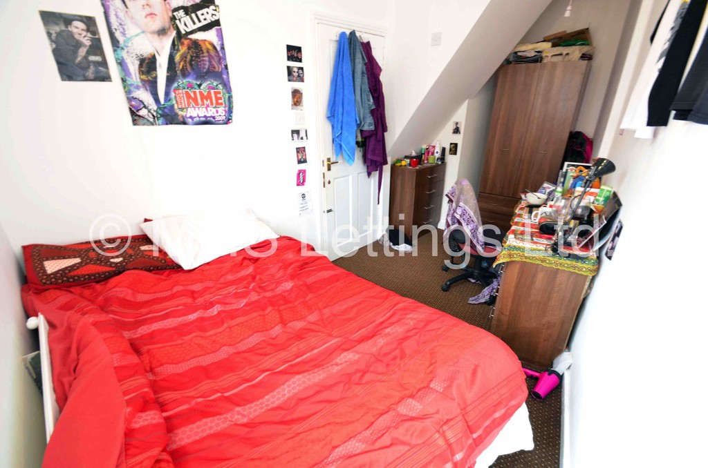 Photo of 3 Bedroom End Terraced House in 39 Royal Park Road, Leeds, LS6 1JJ