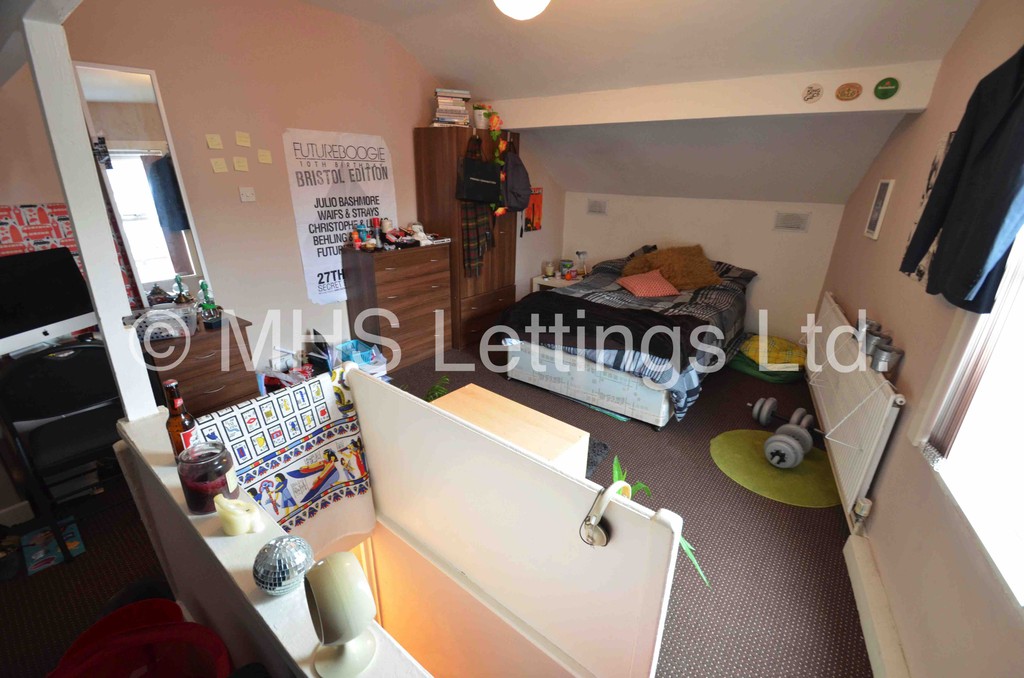 Photo of 3 Bedroom End Terraced House in 39 Royal Park Road, Leeds, LS6 1JJ