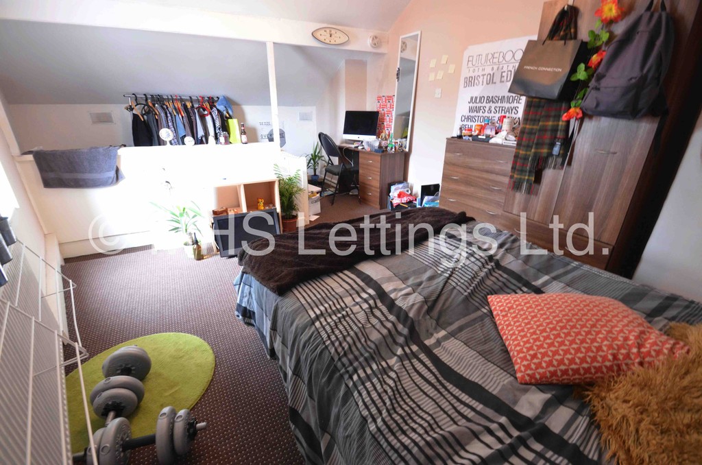 Photo of 3 Bedroom End Terraced House in 39 Royal Park Road, Leeds, LS6 1JJ