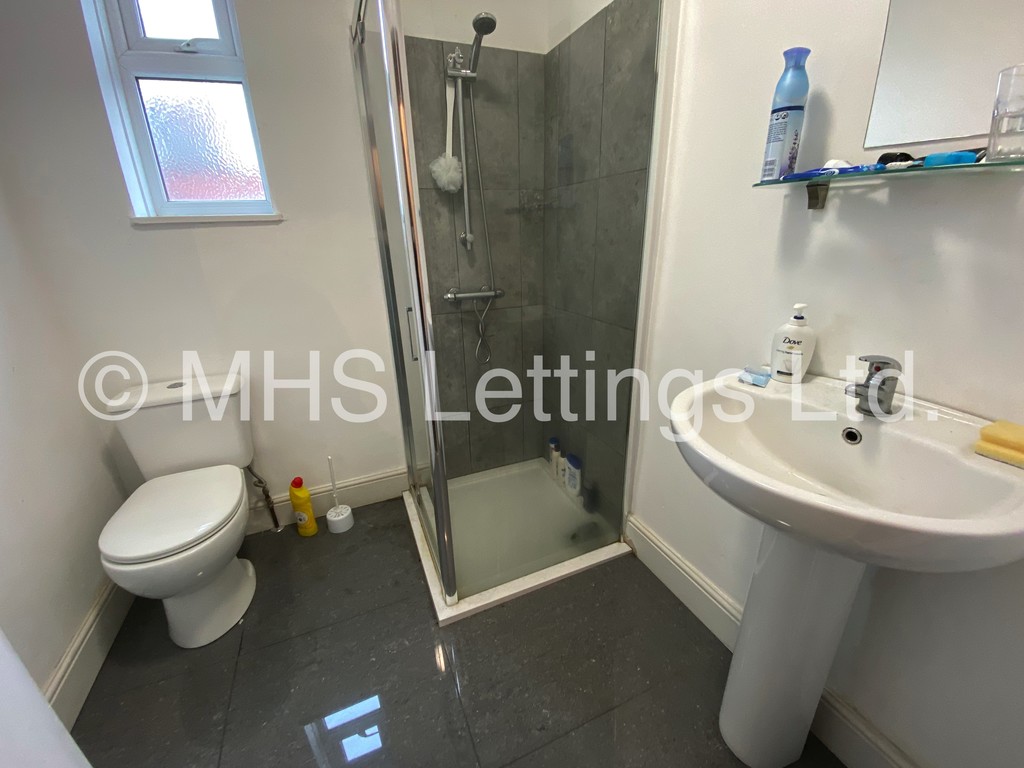 Photo of 3 Bedroom End Terraced House in 39 Royal Park Road, Leeds, LS6 1JJ