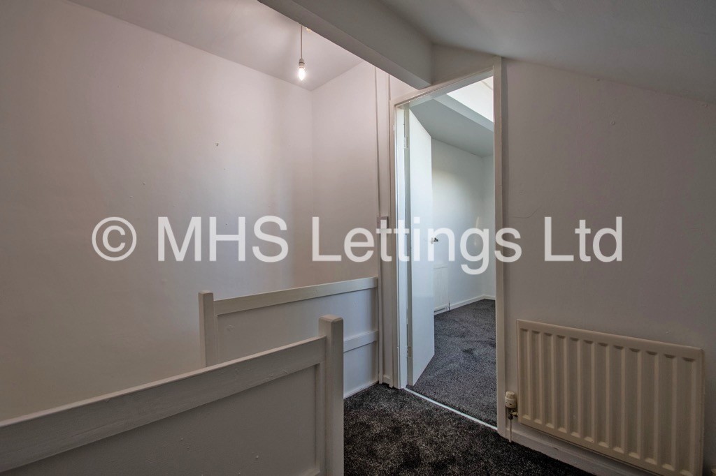 Photo of 2 Bedroom Mid Terraced House in 35 Clifton Grove, Leeds, LS9 6EW