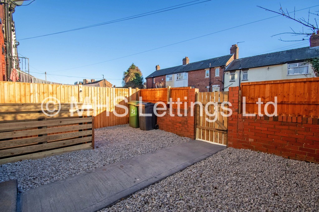 Photo of 2 Bedroom Mid Terraced House in 35 Clifton Grove, Leeds, LS9 6EW
