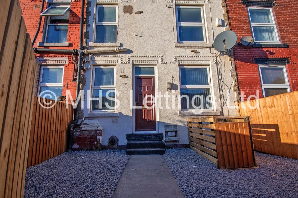 Photo of 2 Bedroom Mid Terraced House in 35 Clifton Grove, Leeds, LS9 6EW