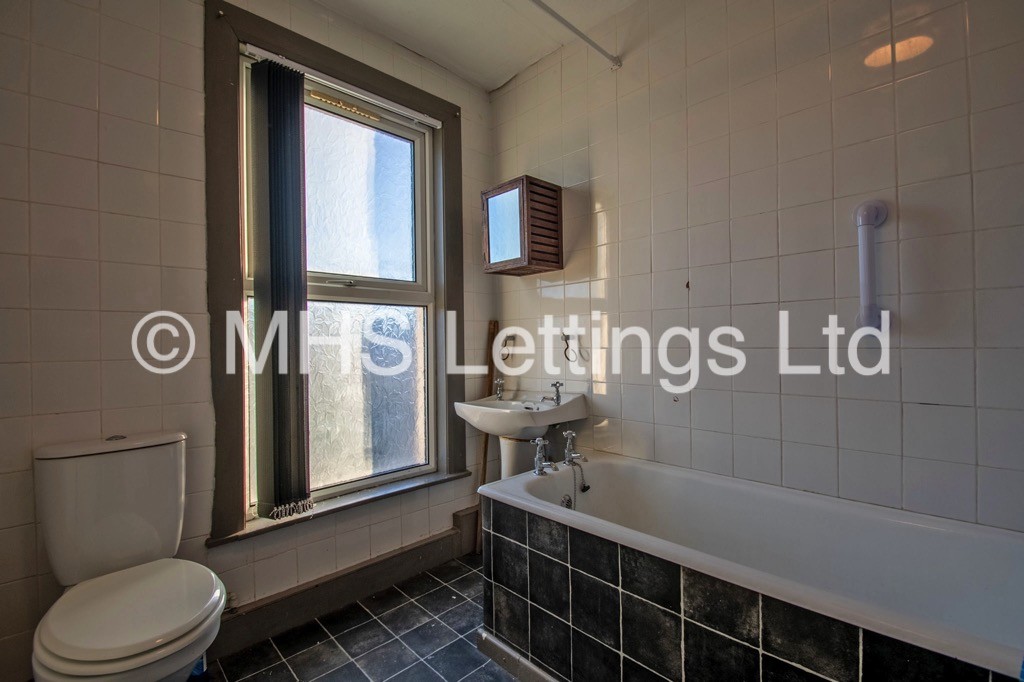Photo of 2 Bedroom Mid Terraced House in 35 Clifton Grove, Leeds, LS9 6EW