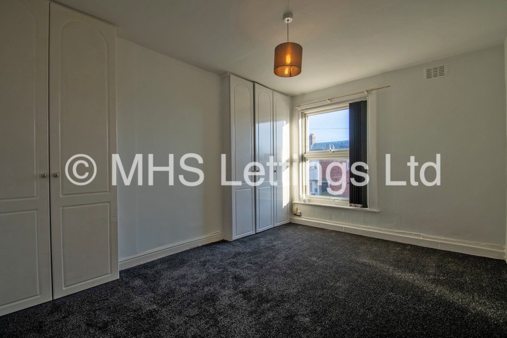 Photo of 2 Bedroom Mid Terraced House in 35 Clifton Grove, Leeds, LS9 6EW