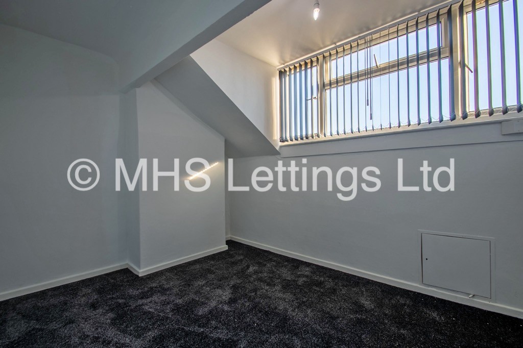 Photo of 2 Bedroom Mid Terraced House in 35 Clifton Grove, Leeds, LS9 6EW