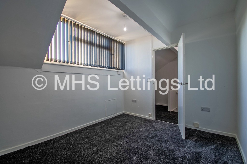 Photo of 2 Bedroom Mid Terraced House in 35 Clifton Grove, Leeds, LS9 6EW