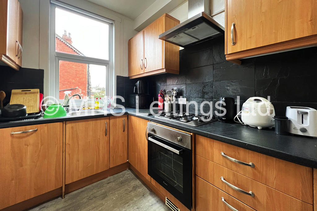 Photo of 3 Bedroom Mid Terraced House in 36 Beechwood View, Leeds, LS4 2LP