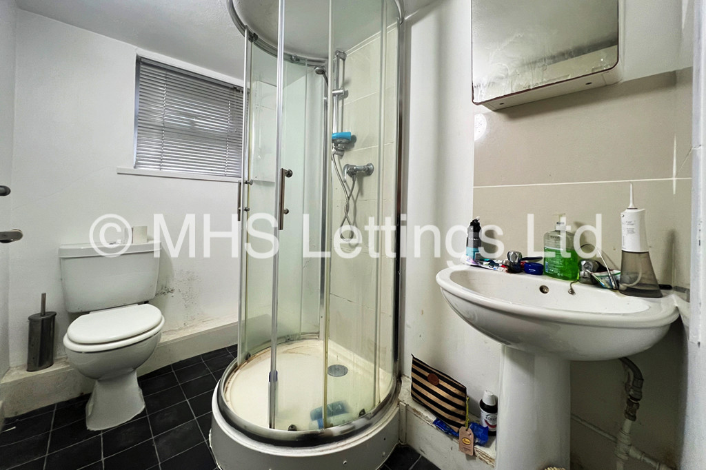 Photo of 3 Bedroom Mid Terraced House in 36 Beechwood View, Leeds, LS4 2LP
