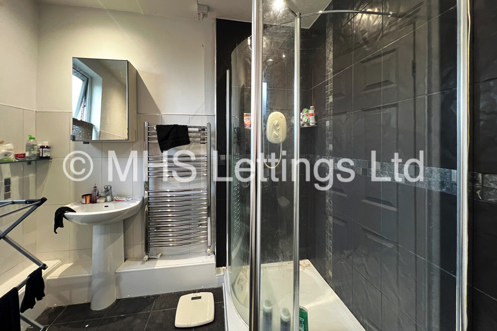 Photo of 3 Bedroom Mid Terraced House in 36 Beechwood View, Leeds, LS4 2LP