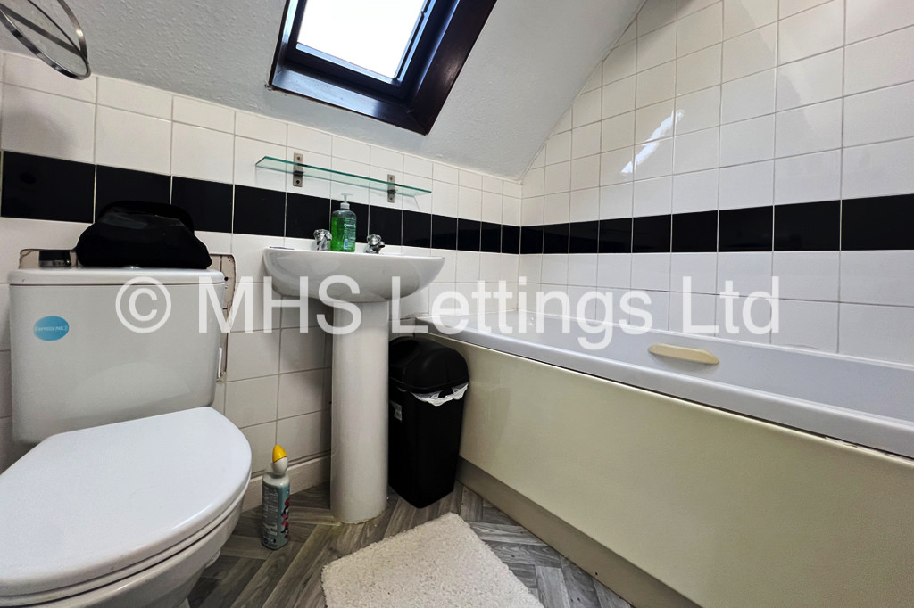 Photo of 3 Bedroom Mid Terraced House in 36 Beechwood View, Leeds, LS4 2LP