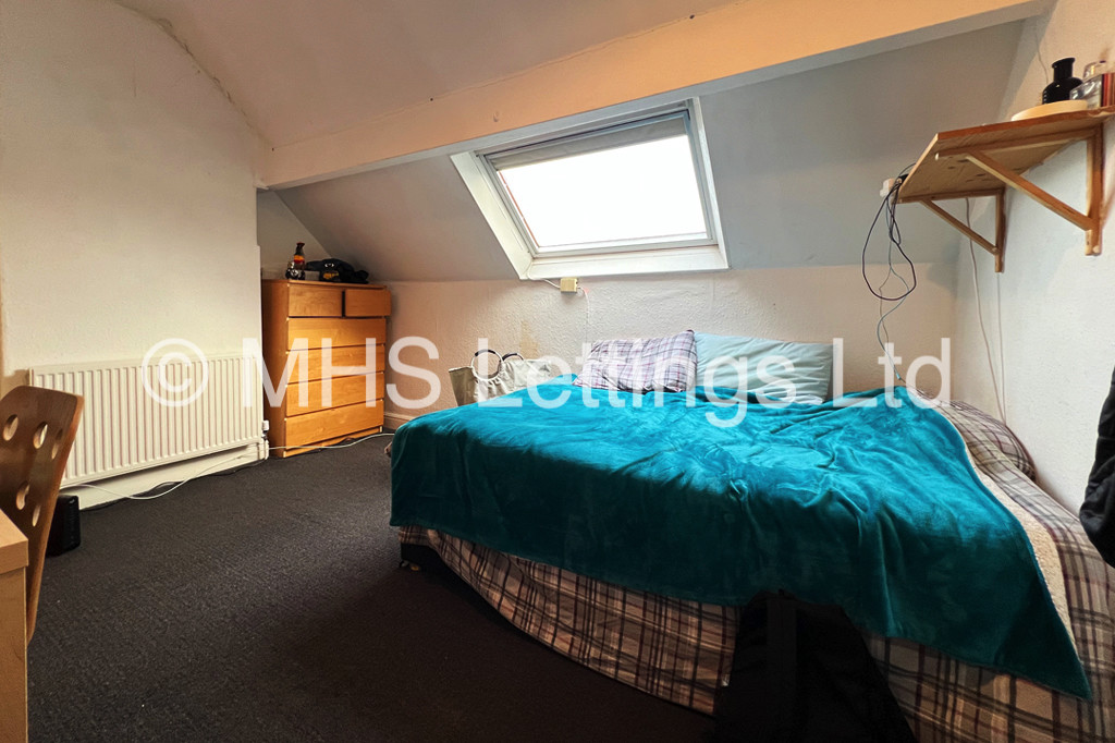 Photo of 3 Bedroom Mid Terraced House in 36 Beechwood View, Leeds, LS4 2LP