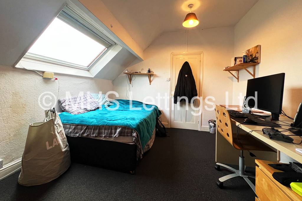 Photo of 3 Bedroom Mid Terraced House in 36 Beechwood View, Leeds, LS4 2LP