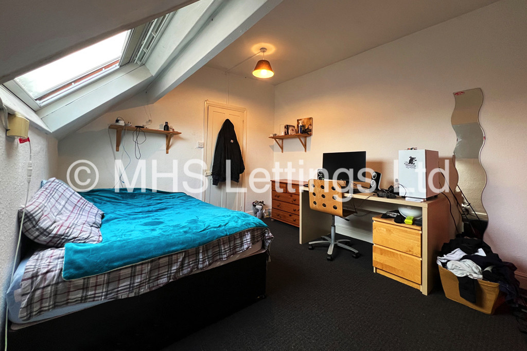Photo of 3 Bedroom Mid Terraced House in 36 Beechwood View, Leeds, LS4 2LP