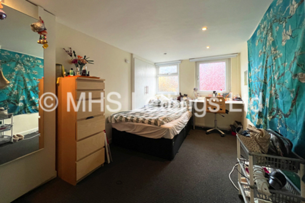 Photo of 3 Bedroom Mid Terraced House in 36 Beechwood View, Leeds, LS4 2LP