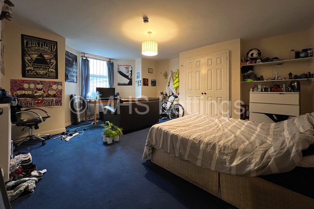 Photo of 9 Bedroom Mid Terraced House in 32 Kensington Terrace, Leeds, LS6 1BE