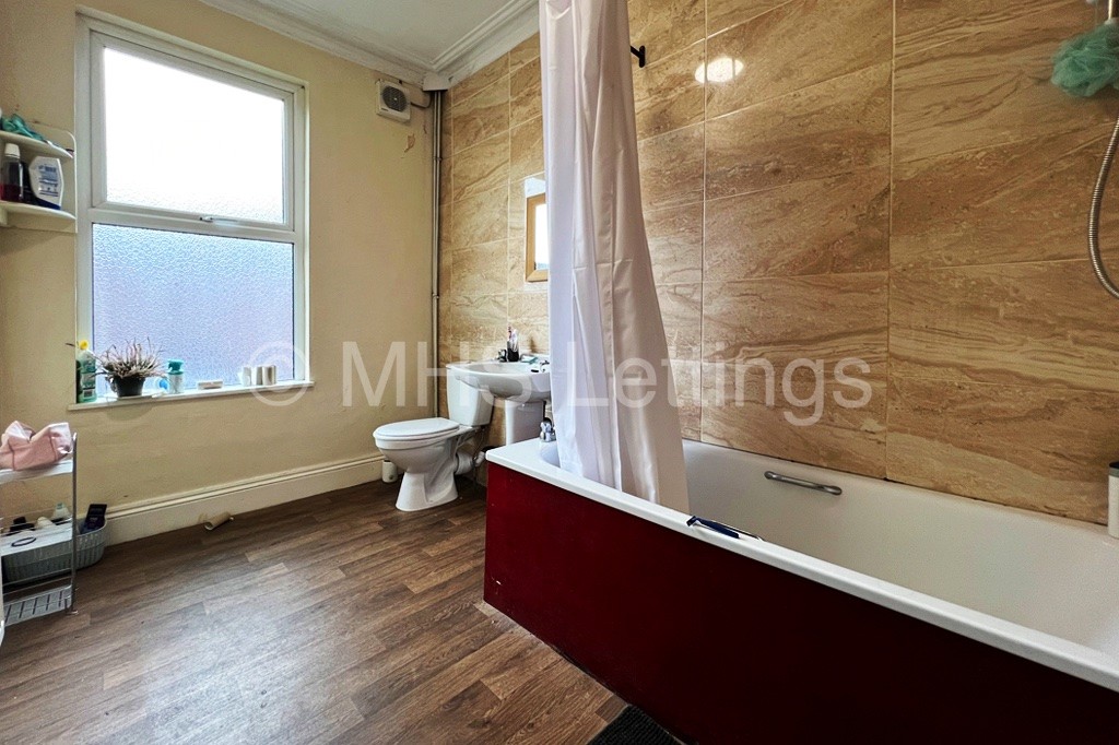 Photo of 9 Bedroom Mid Terraced House in 32 Kensington Terrace, Leeds, LS6 1BE