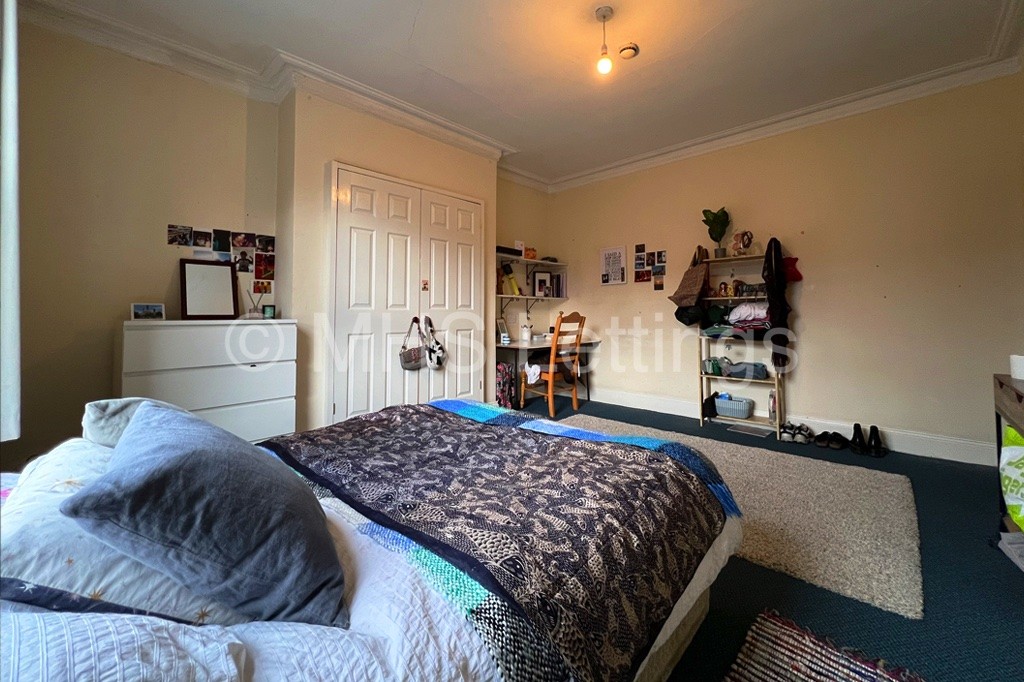 Photo of 9 Bedroom Mid Terraced House in 32 Kensington Terrace, Leeds, LS6 1BE