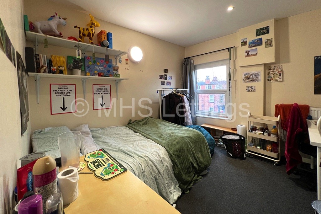 Photo of 9 Bedroom Mid Terraced House in 32 Kensington Terrace, Leeds, LS6 1BE