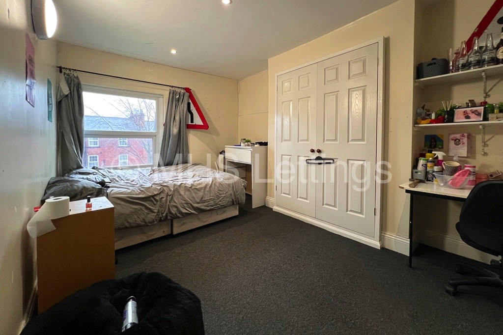 Photo of 9 Bedroom Mid Terraced House in 32 Kensington Terrace, Leeds, LS6 1BE
