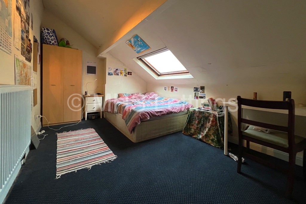 Photo of 9 Bedroom Mid Terraced House in 32 Kensington Terrace, Leeds, LS6 1BE