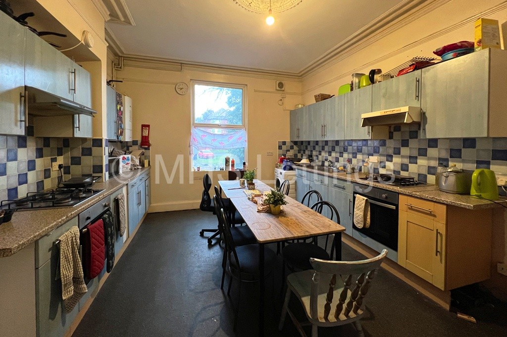 Photo of 9 Bedroom Mid Terraced House in 32 Kensington Terrace, Leeds, LS6 1BE