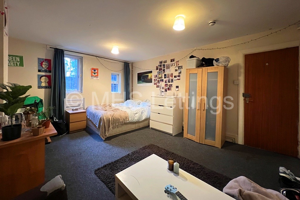 Photo of 9 Bedroom Mid Terraced House in 32 Kensington Terrace, Leeds, LS6 1BE