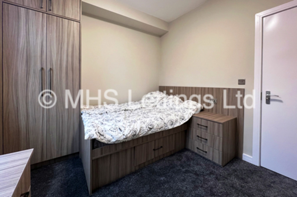 Photo of 4 Bedroom Mid Terraced House in 21 Royal Park Terrace, Leeds, LS6 1EX