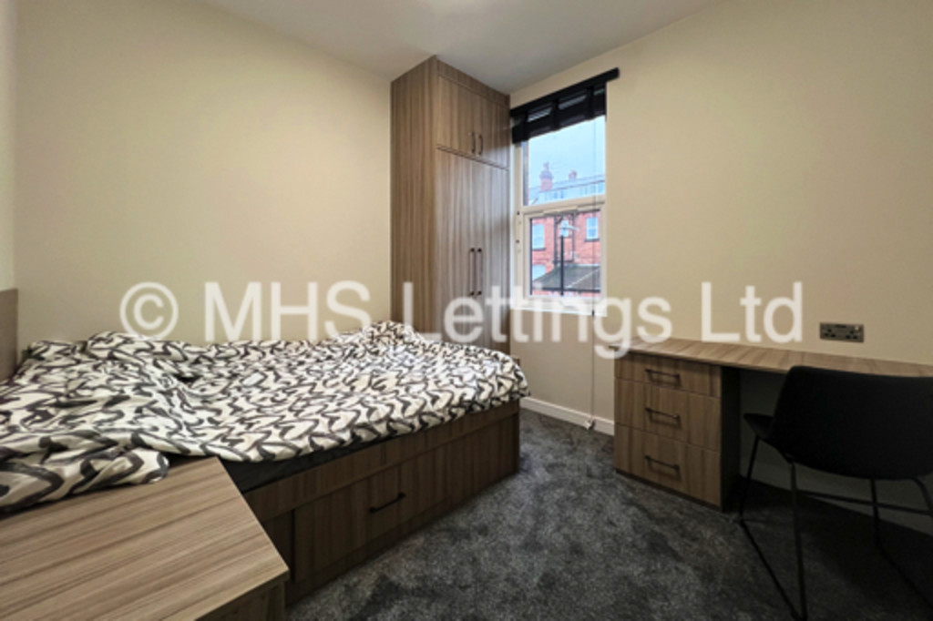 Photo of 4 Bedroom Mid Terraced House in 21 Royal Park Terrace, Leeds, LS6 1EX