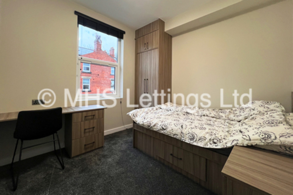 Photo of 4 Bedroom Mid Terraced House in 21 Royal Park Terrace, Leeds, LS6 1EX