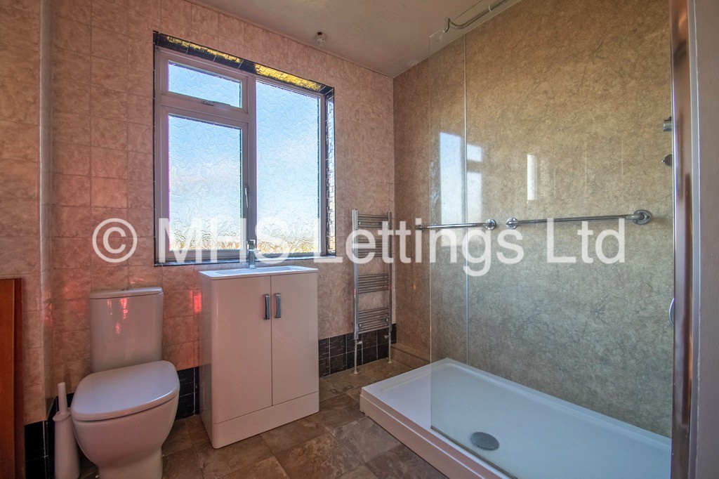 Photo of 5 Bedroom Semi-Detached House in 60 Armley Grange Avenue, Leeds, LS12 3QN